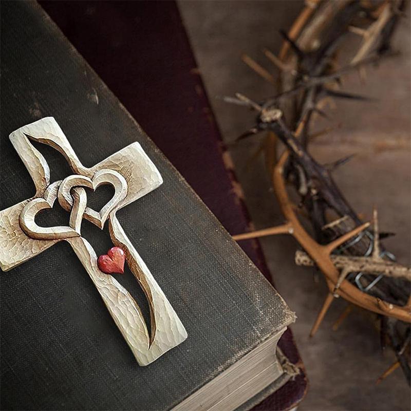 Wycięty drewniany krzyż z splecionymi sercami