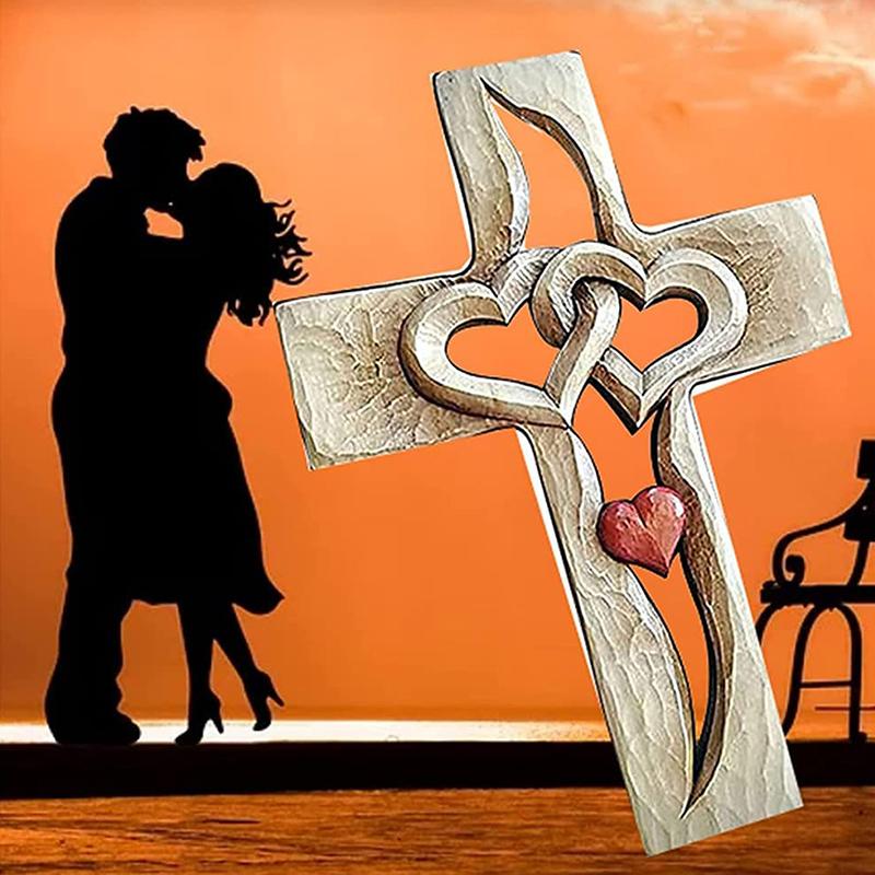 Wycięty drewniany krzyż z splecionymi sercami